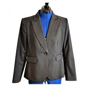 Tahari pants suit size 10P